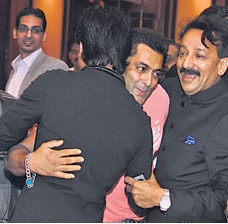 Salman vs Shah Rukh Khan Hug