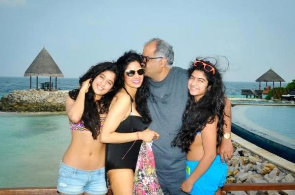 Sridevi with Boney Kapoor and daughters Jhanvi & Khushi