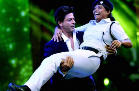 SRK Dancing with Lady Cop Creates Controversy