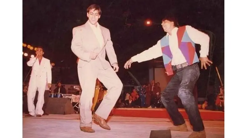 Salman khan & SRK dancing together in a concert, very old photo