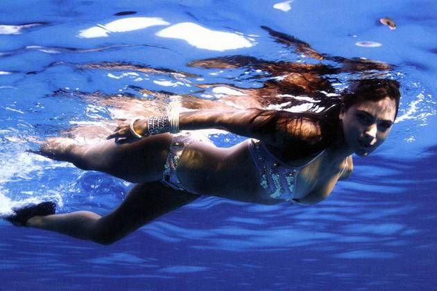 Underwater Lara dutta in the movie Blue